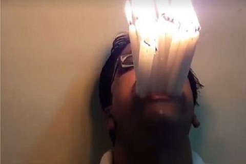 এবার ২২টি জ্বলন্ত মোমবাতি মুখে ধরলেন তিনি!